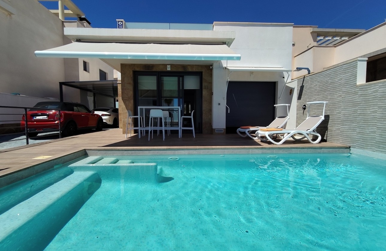 Venta - Chalet Independiente -
San Miguel de Salinas - Inland