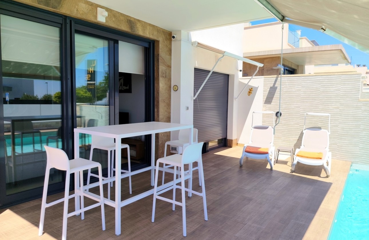 Venta - Chalet Independiente -
San Miguel de Salinas - Inland