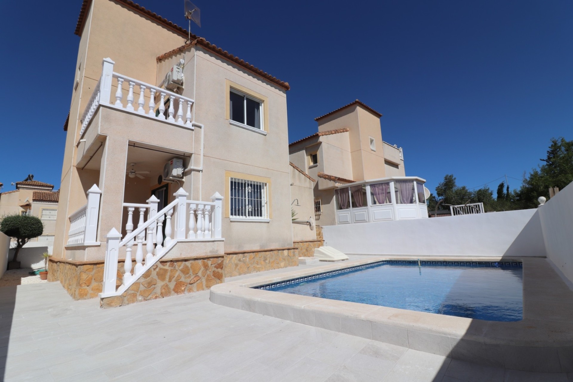 Venta - Chalet Independiente -
San Miguel de Salinas - Lake View Mansions