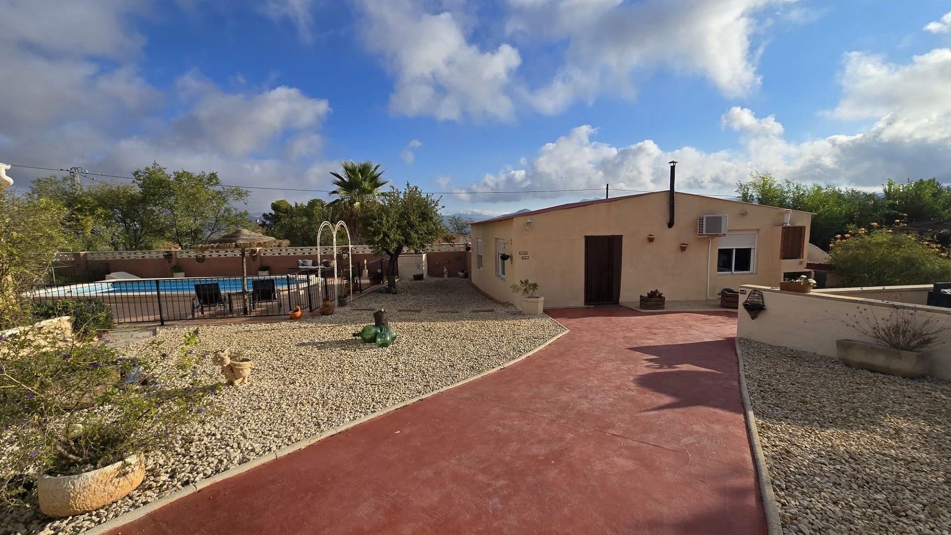 Venta - Chalet Independiente -
SAX