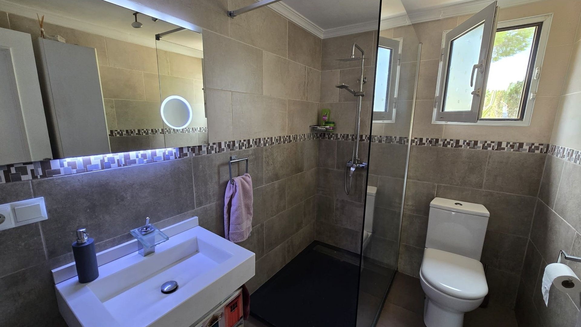 Venta - Chalet Independiente -
SAX