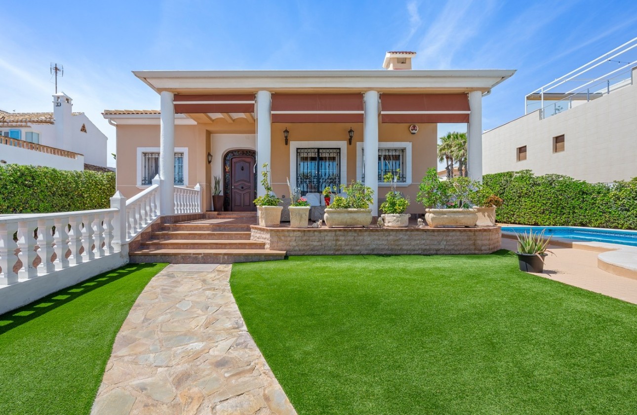 Venta - Chalet Independiente -
Torrevieja - La Mata