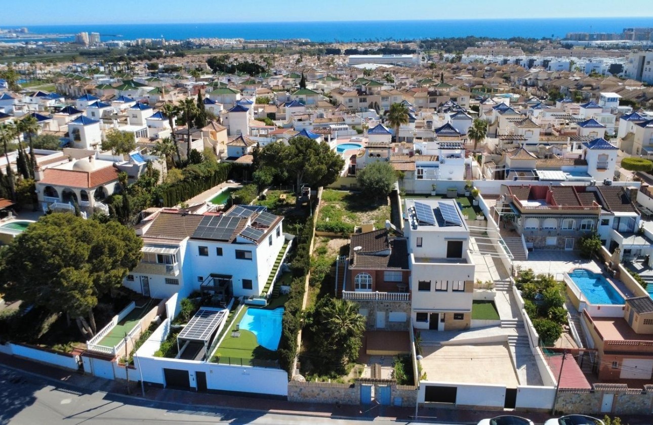 Venta - Chalet Independiente -
Torrevieja - Los balcones