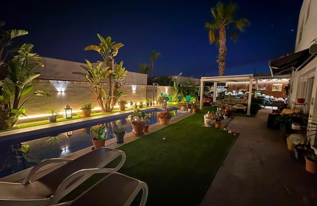 Venta - Chalet Independiente -
Torrevieja - Torreta florida