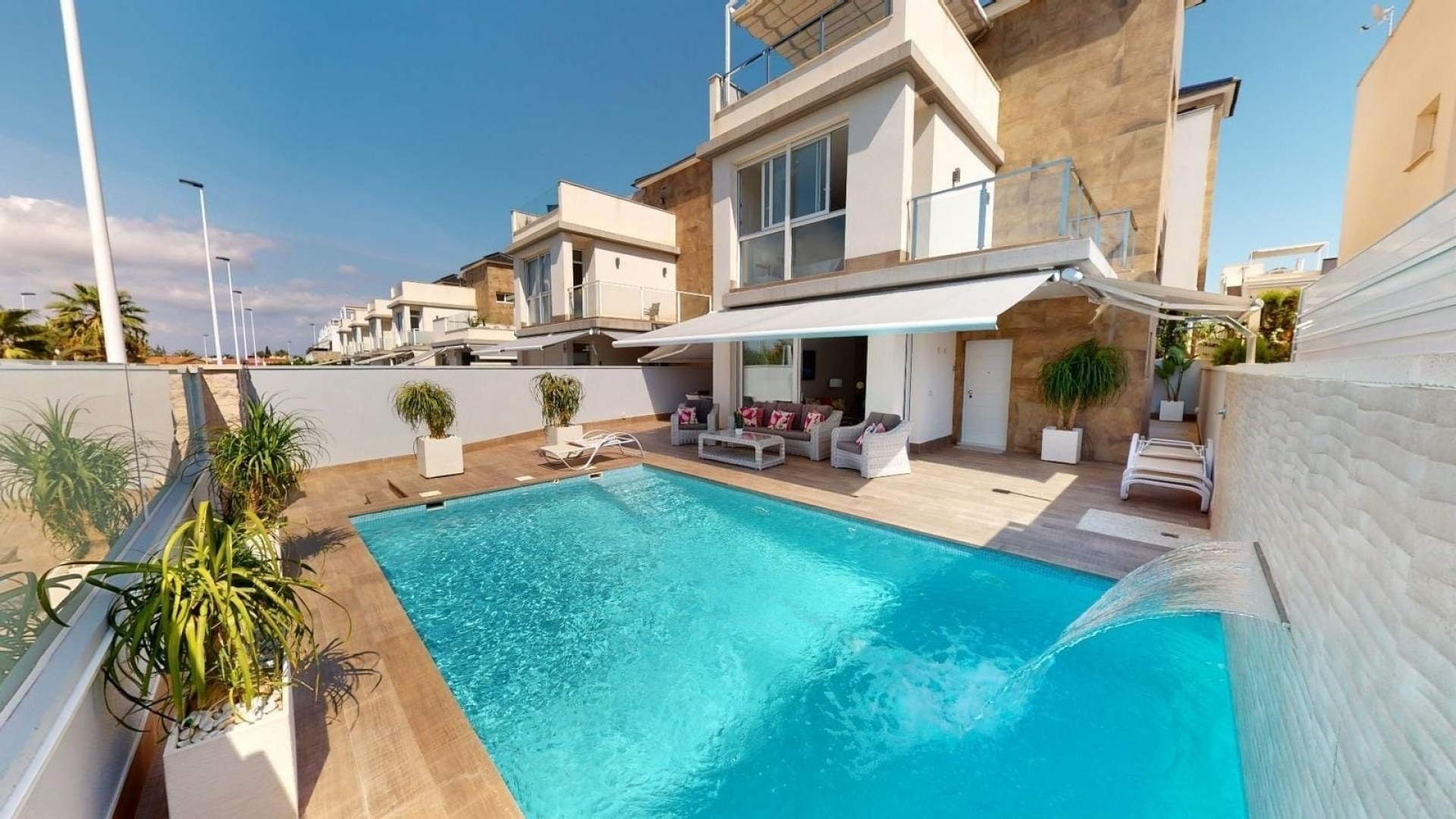 Venta - Chalet Independiente -
Torrevieja
