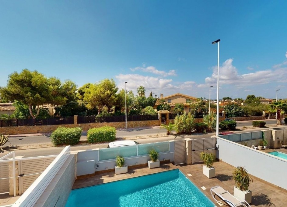 Venta - Chalet Independiente -
Torrevieja