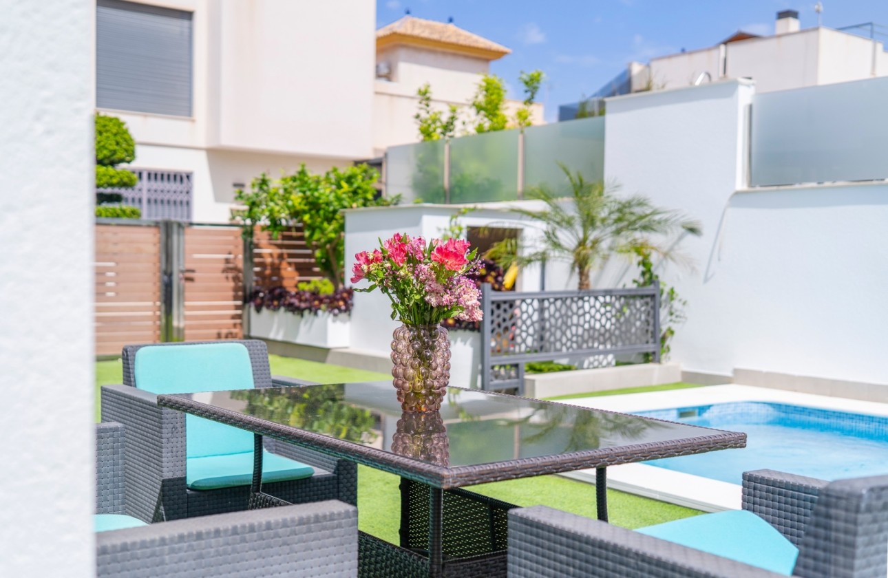 Venta - Chalet Independiente -
Torrevieja