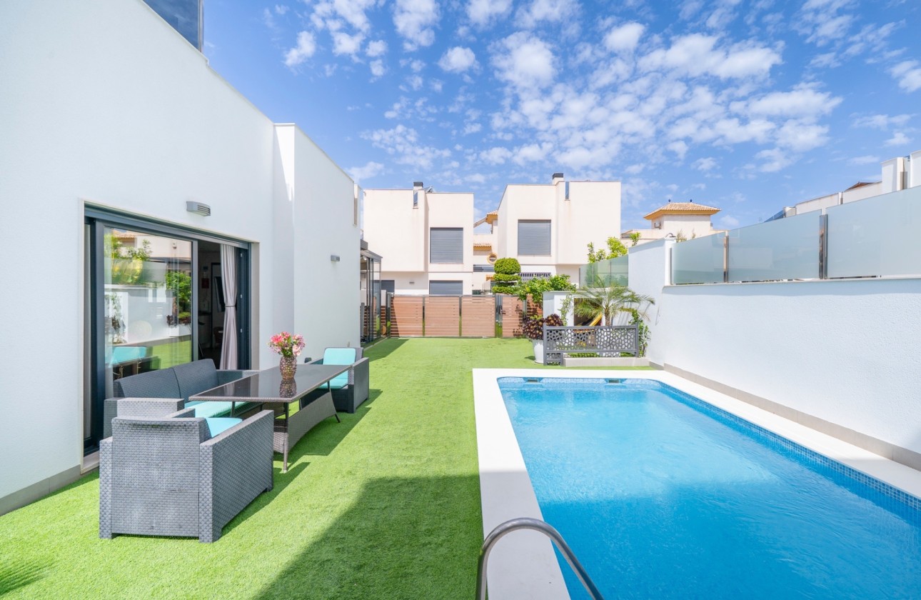 Venta - Chalet Independiente -
Torrevieja