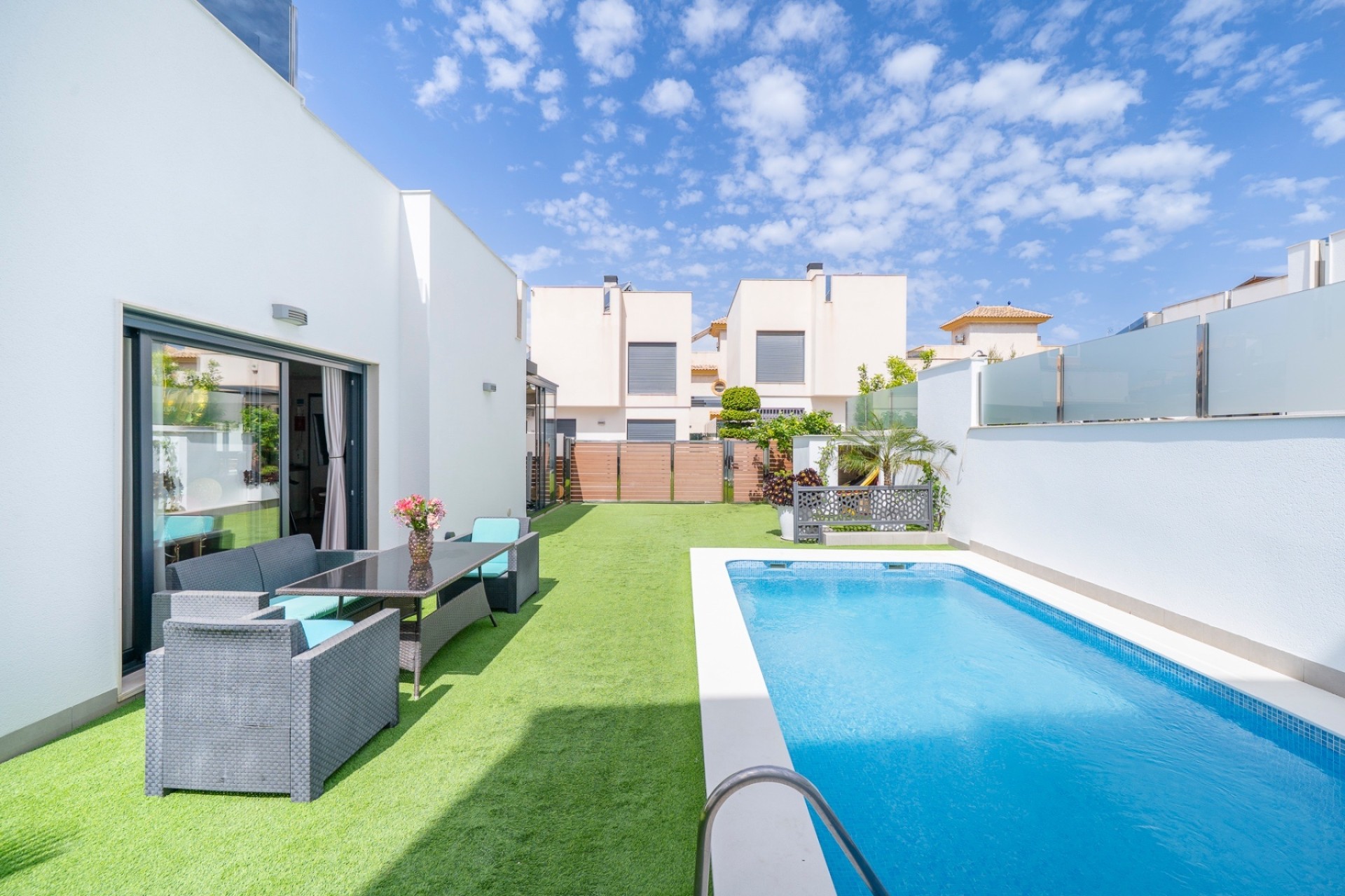 Venta - Chalet Independiente -
Torrevieja