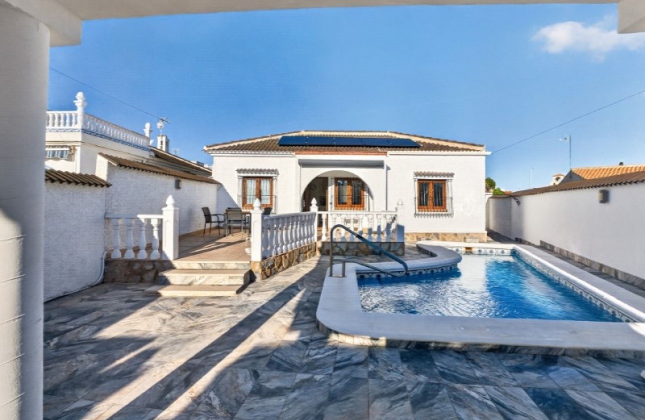 Venta - Chalet Independiente -
Torrevieja