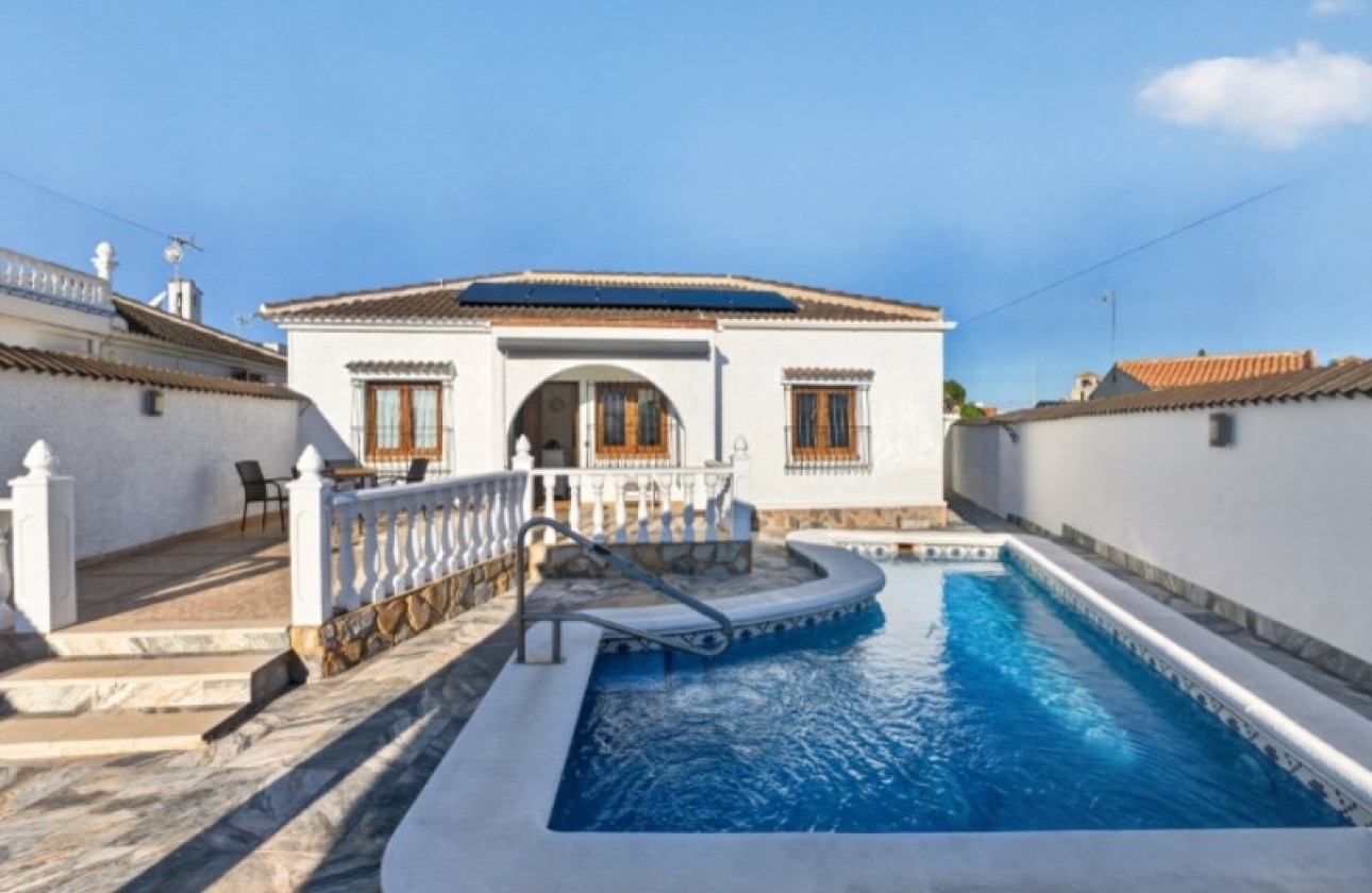 Venta - Chalet Independiente -
Torrevieja