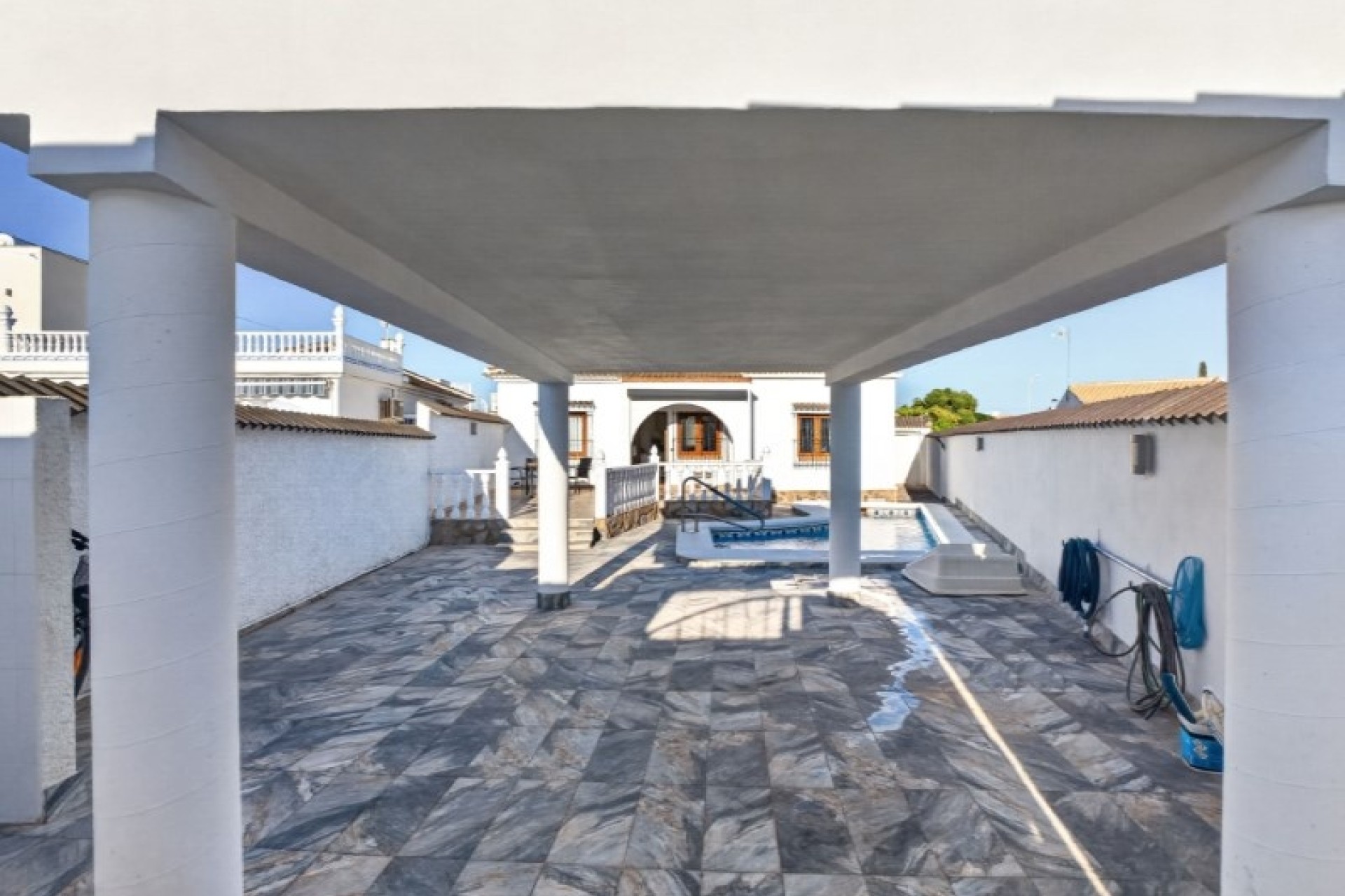Venta - Chalet Independiente -
Torrevieja