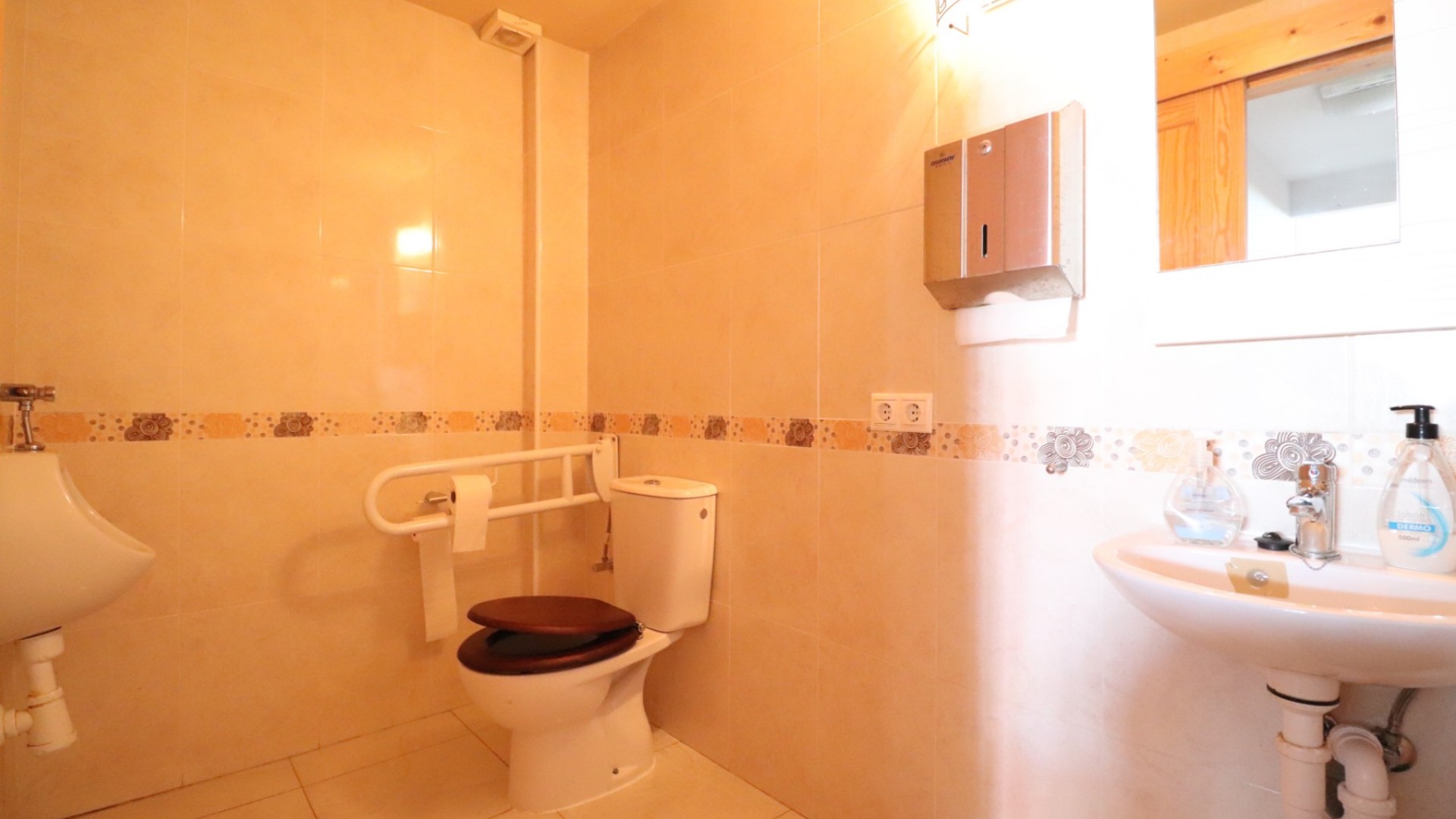 Venta - Comercial -
Algorfa - La Finca Golf Resort