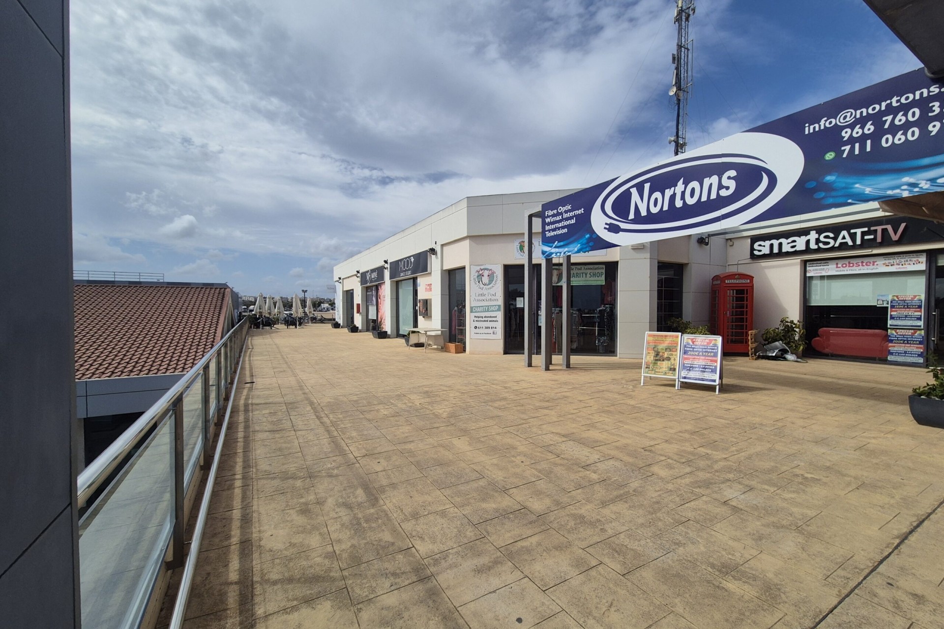 Venta - Comercial -
La Zenia