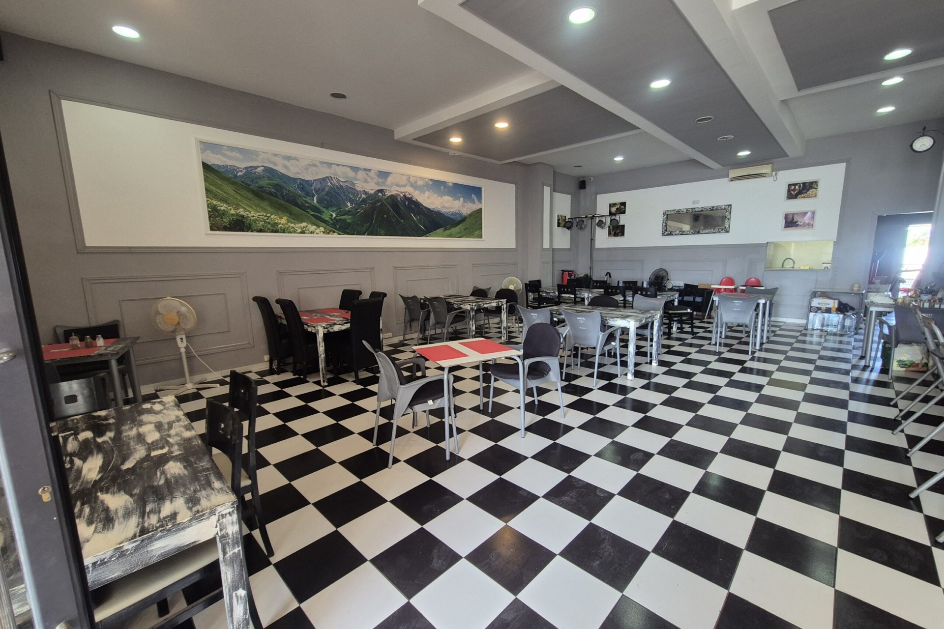 Venta - Comercial -
La Zenia