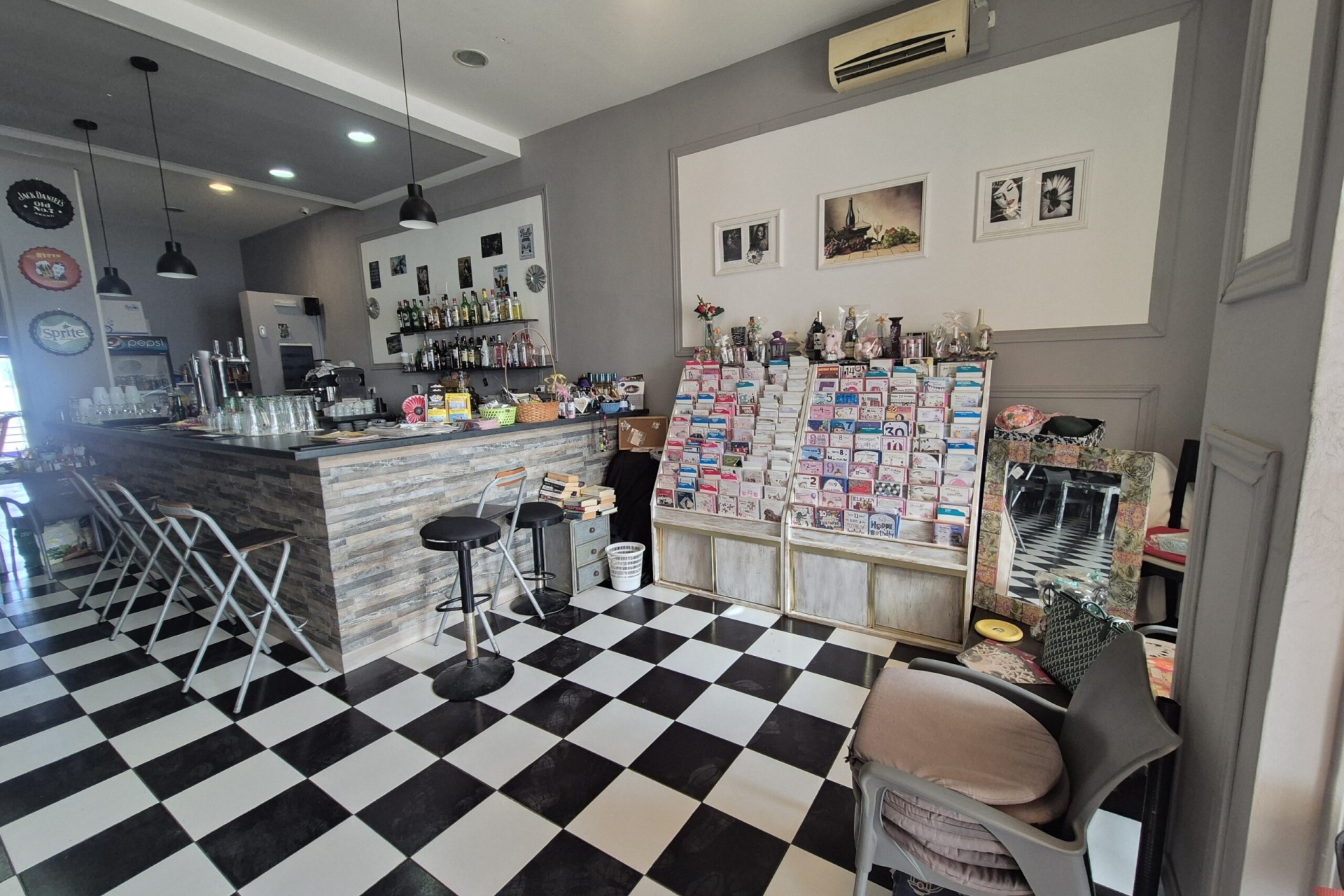 Venta - Comercial -
La Zenia