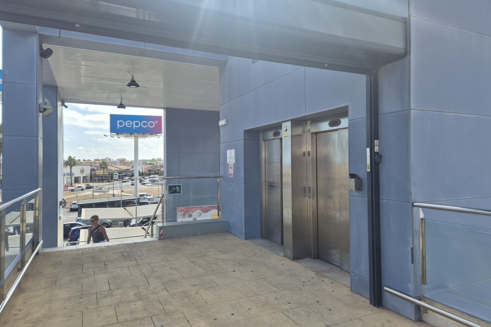 Venta - Comercial -
La Zenia