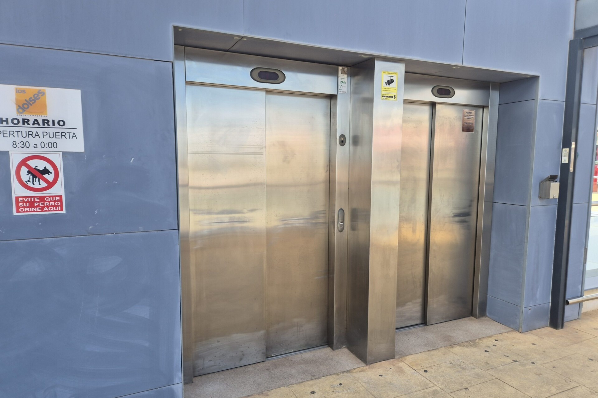Venta - Comercial -
La Zenia