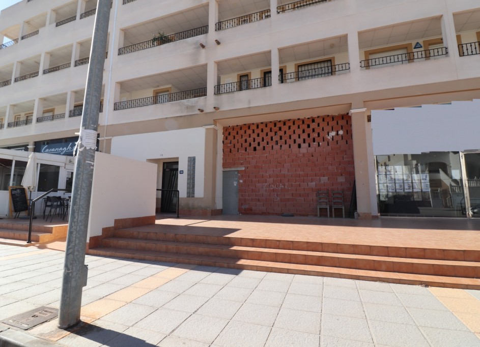 Venta - Comercial -
Los Montesinos - Laguna Green