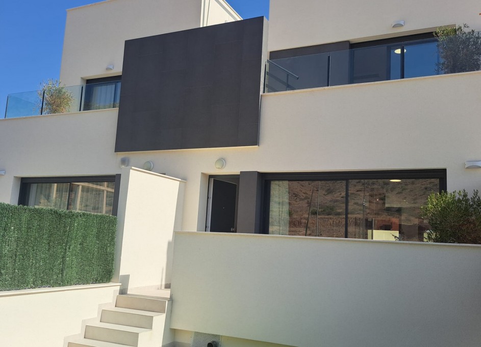 Venta - Villa adosada -
Cox