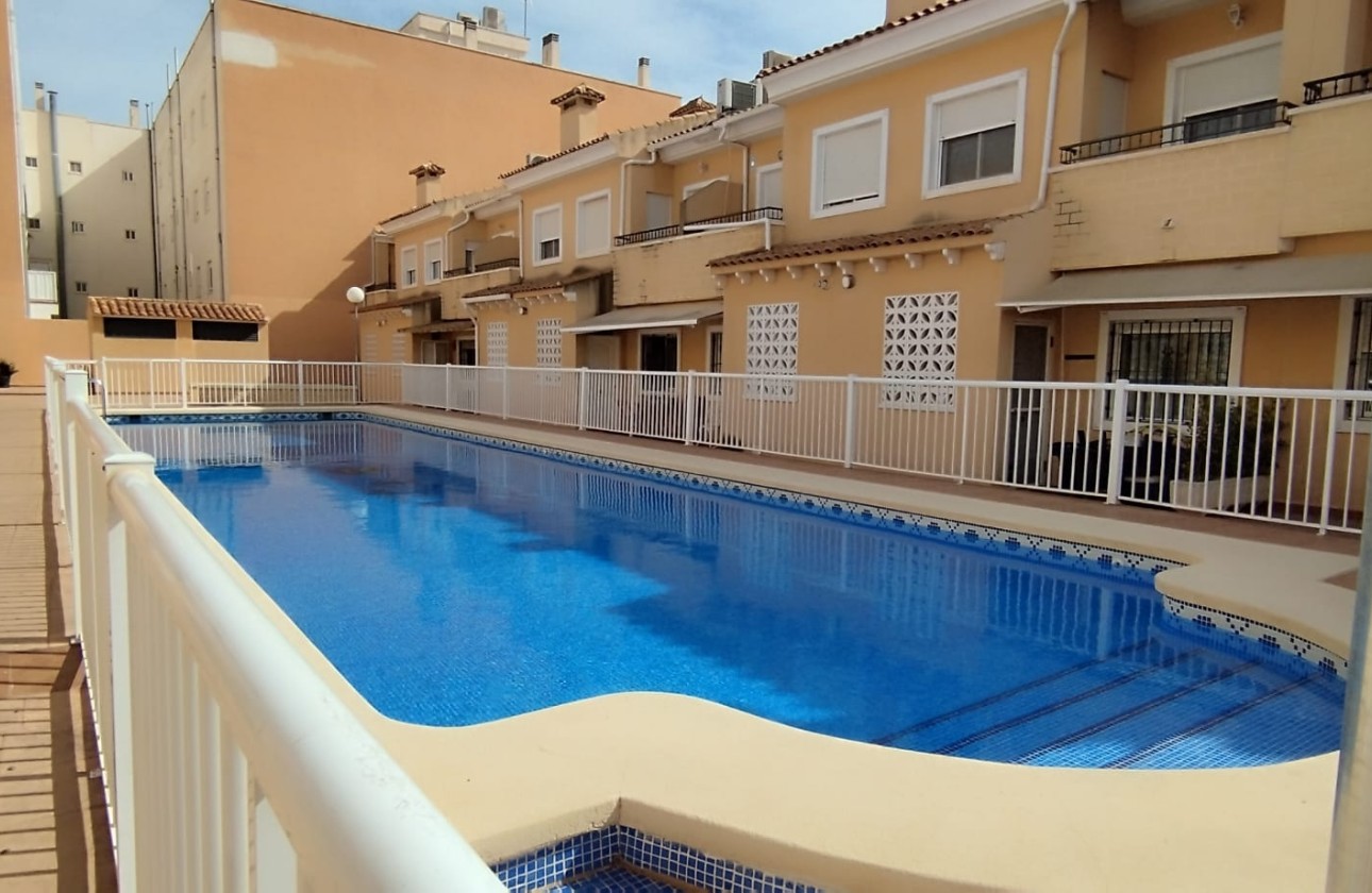 Venta - Villa adosada -
Elche