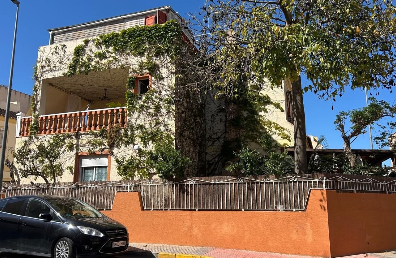 Venta - Villa adosada -
Los Montesinos