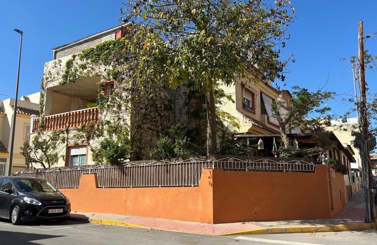 Venta - Villa adosada -
Los Montesinos