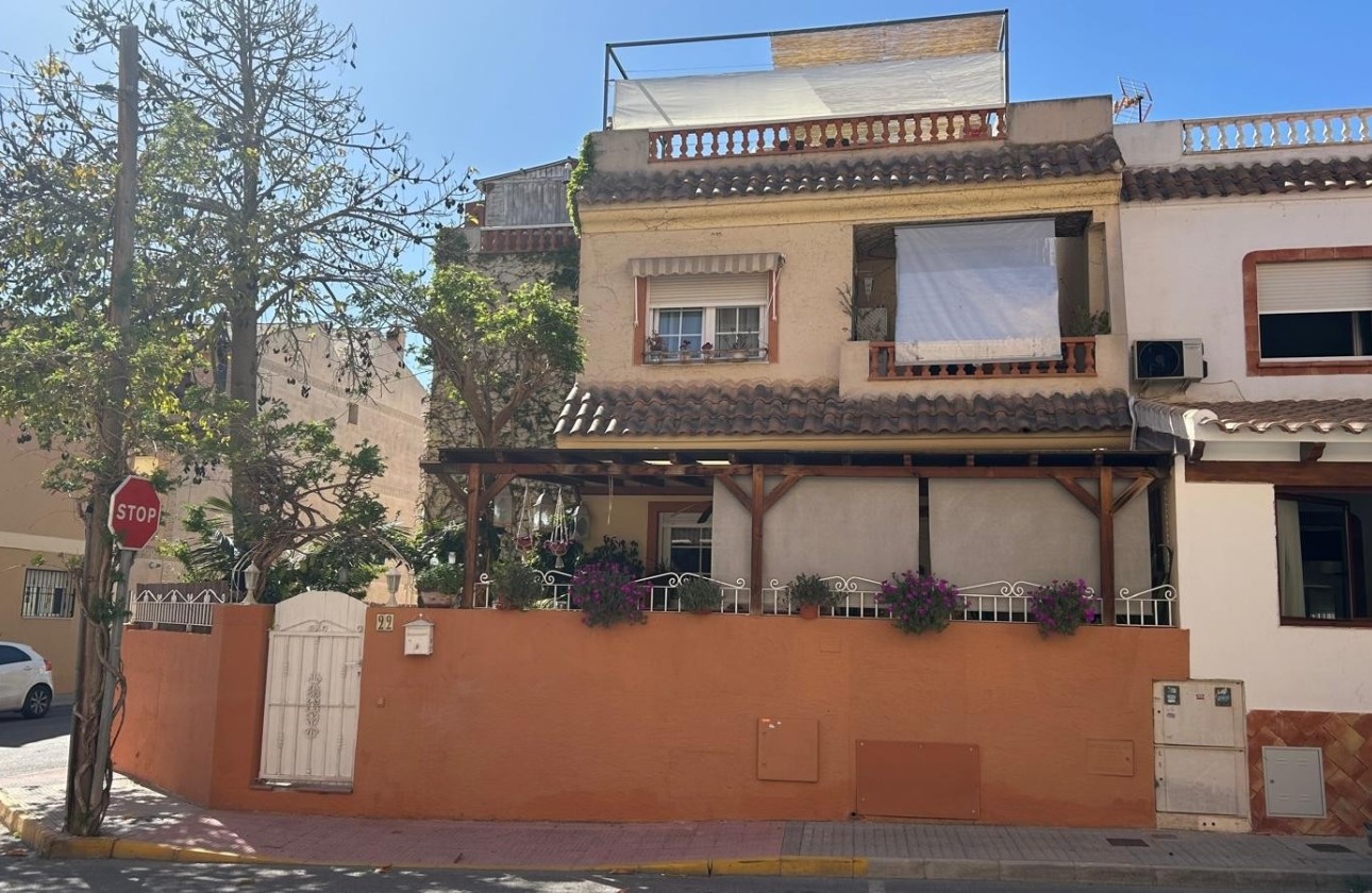 Venta - Villa adosada -
Los Montesinos