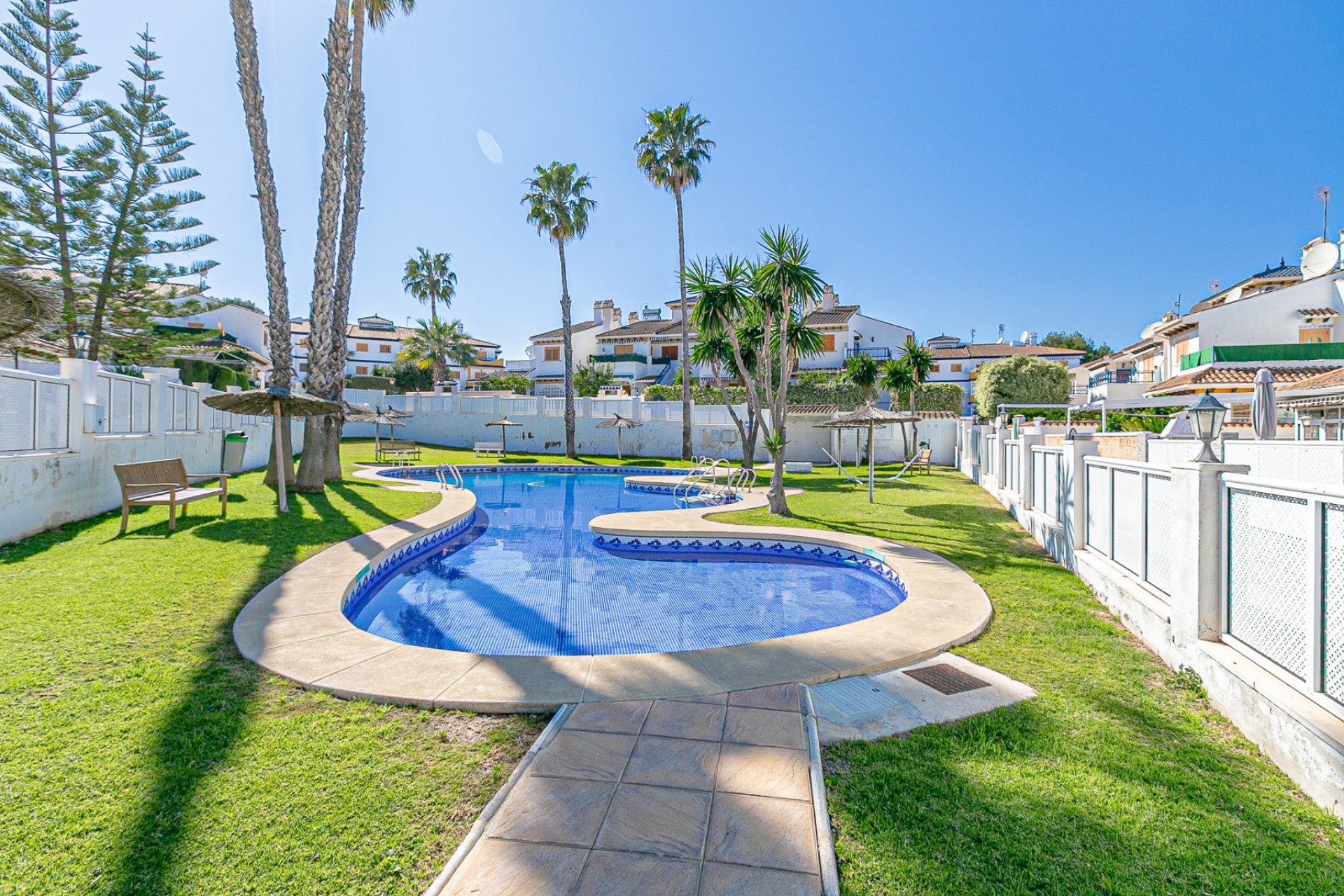 Venta - Villa adosada -
Mil Palmeras - Riomar