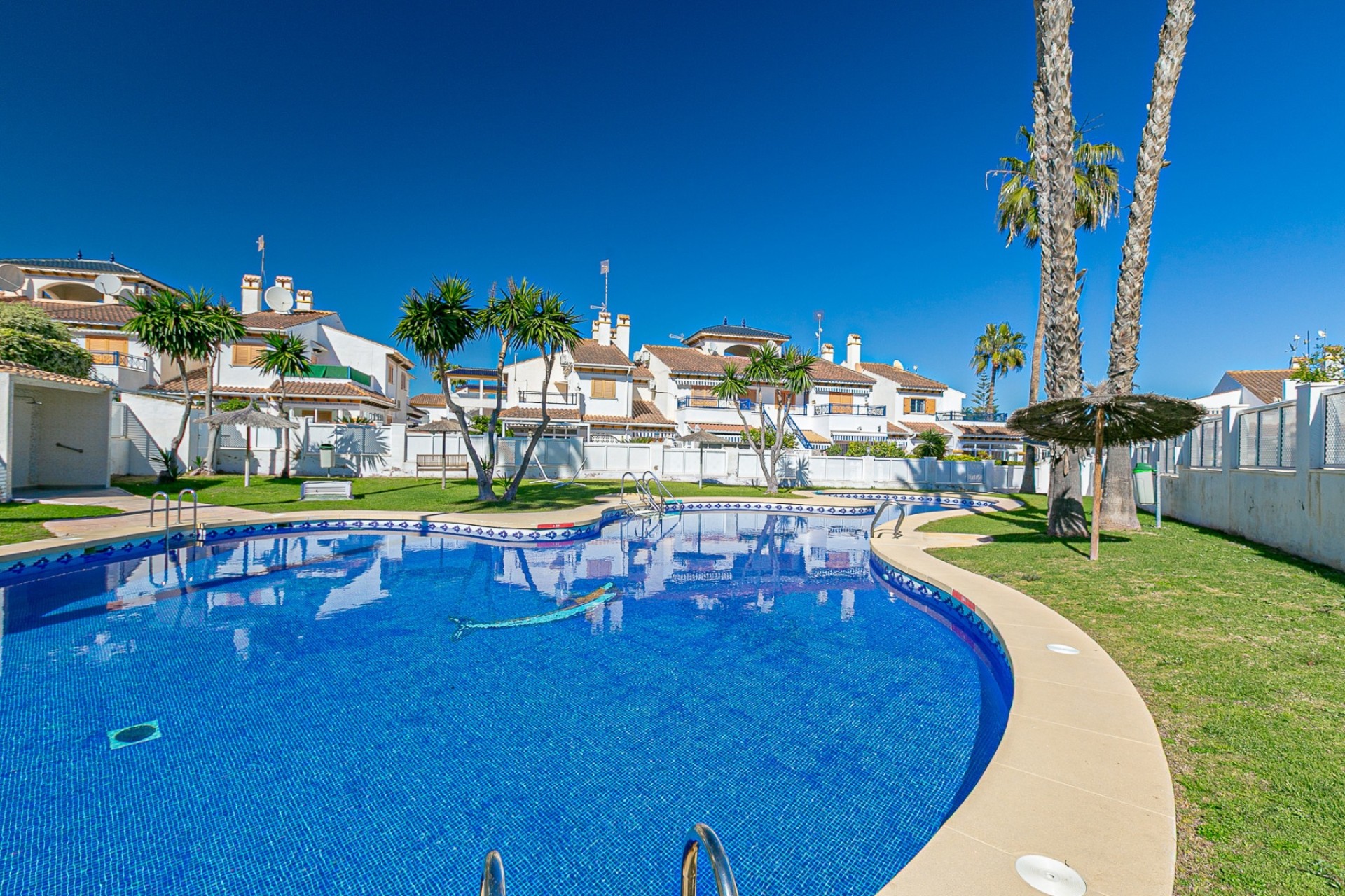 Venta - Villa adosada -
Mil Palmeras - Riomar