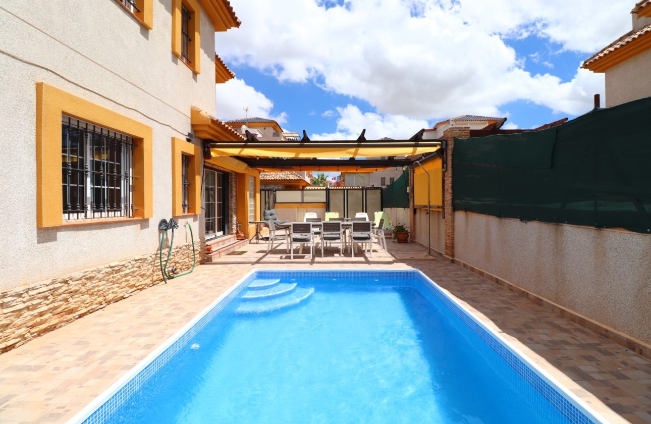 Venta - Villa Semi Adosado -
Los Montesinos - La Herrada