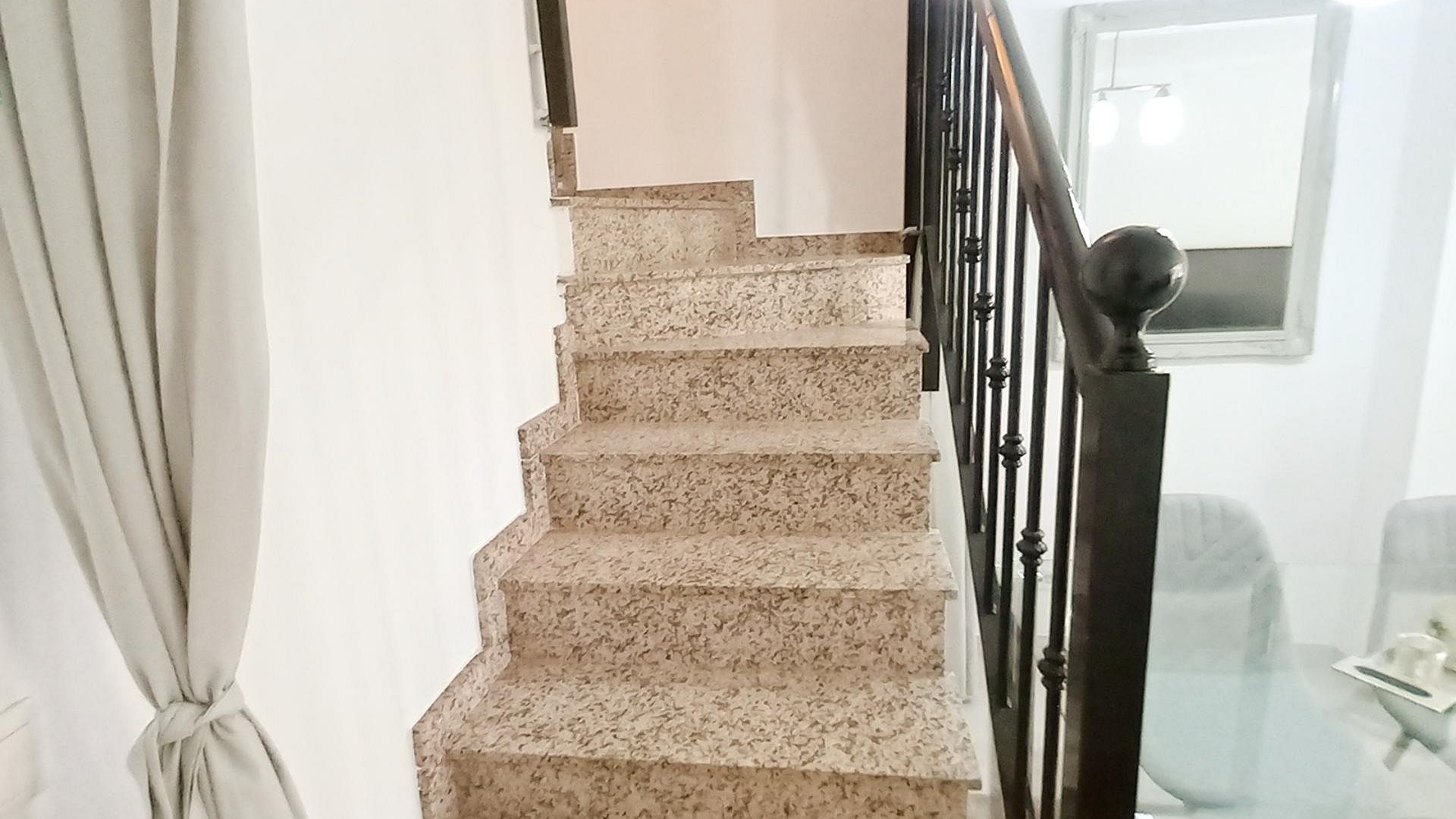 Videresalg - Byhus -
Algorfa