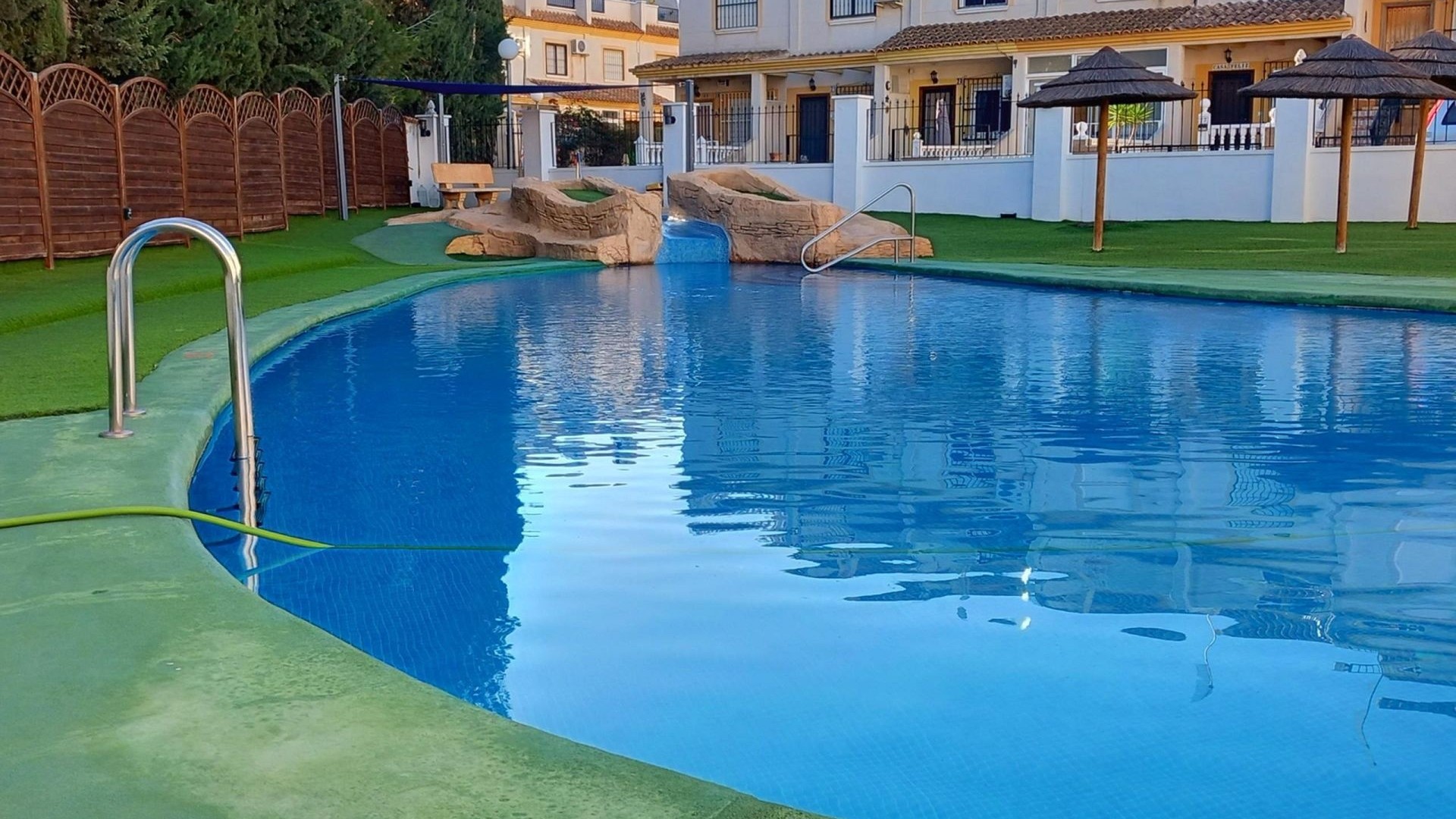 Videresalg - Byhus -
Algorfa