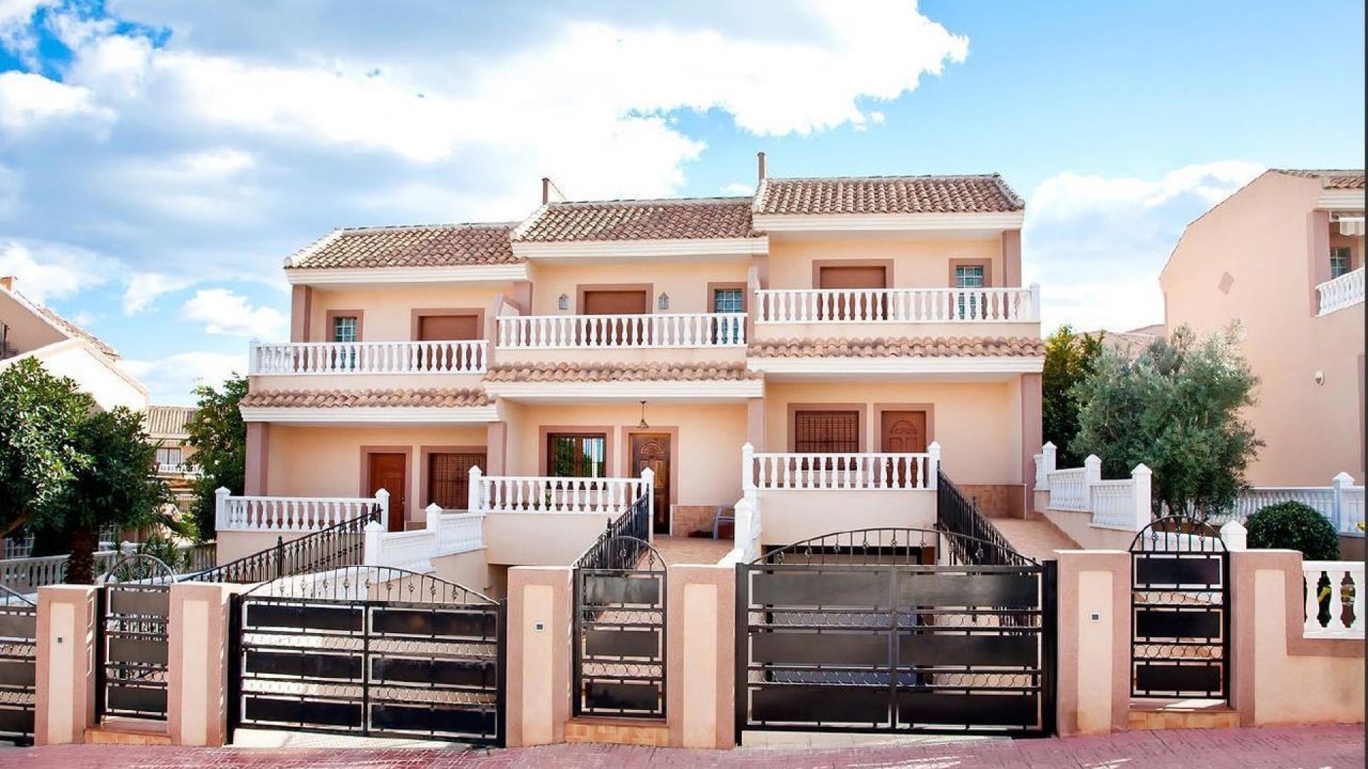 Videresalg - Byhus -
Los Altos