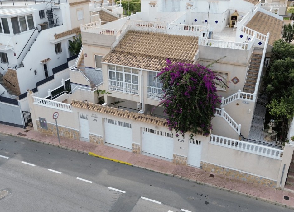 Videresalg - Byhus -
Orihuela Costa - Los Altos