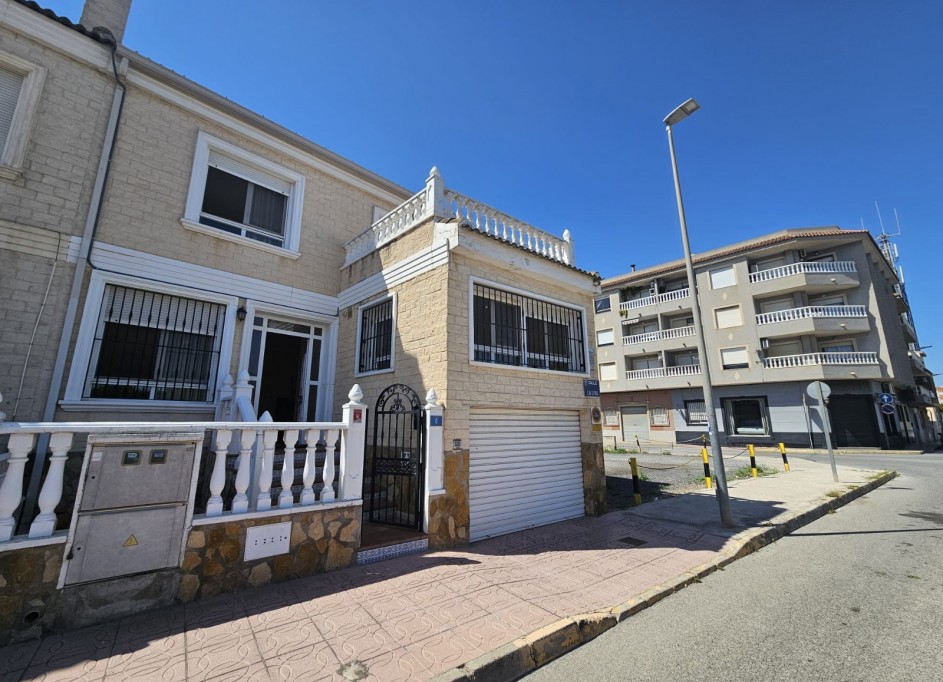 Videresalg - Byhus -
Rojales - Pueblo