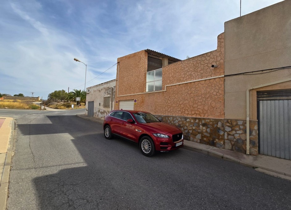 Videresalg - Byhus -
SAX