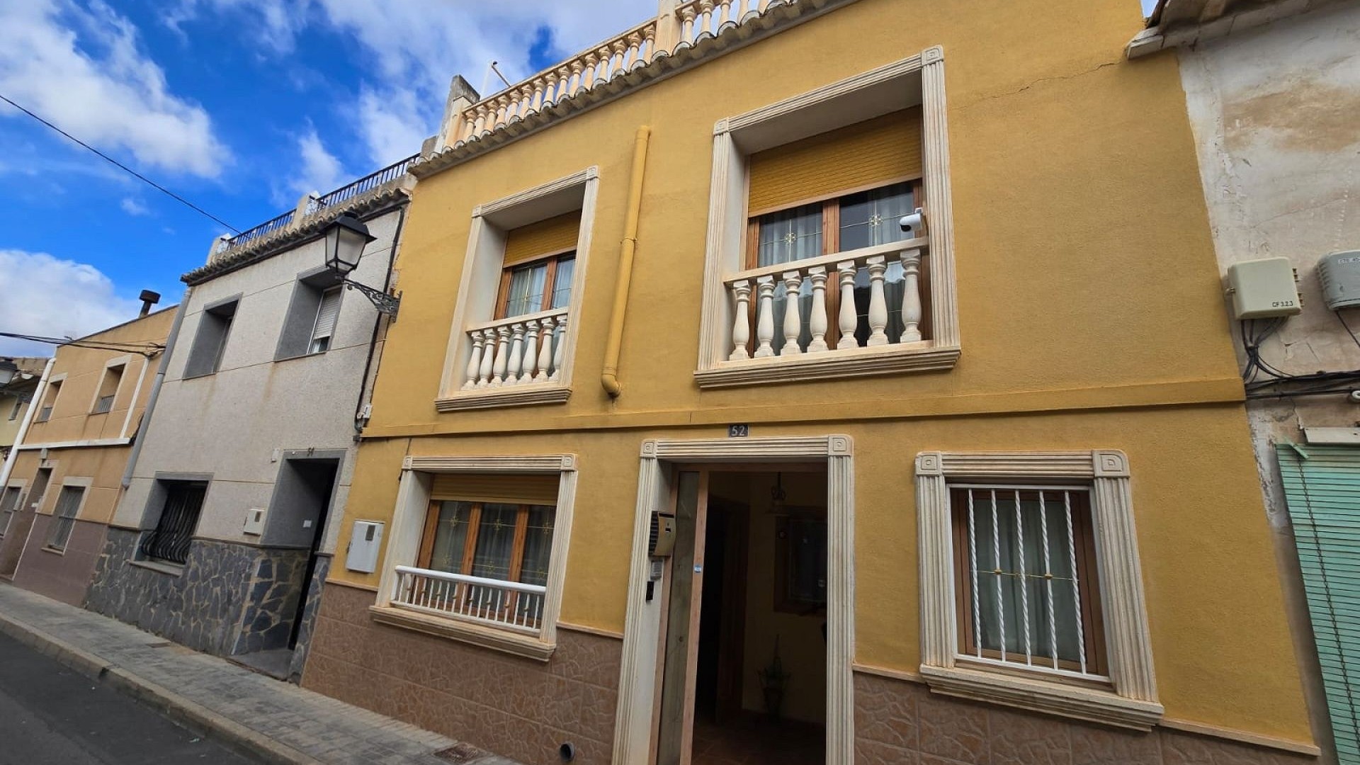 Videresalg - Byhus -
SAX