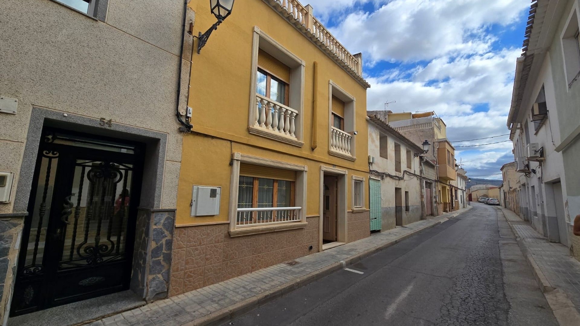 Videresalg - Byhus -
SAX