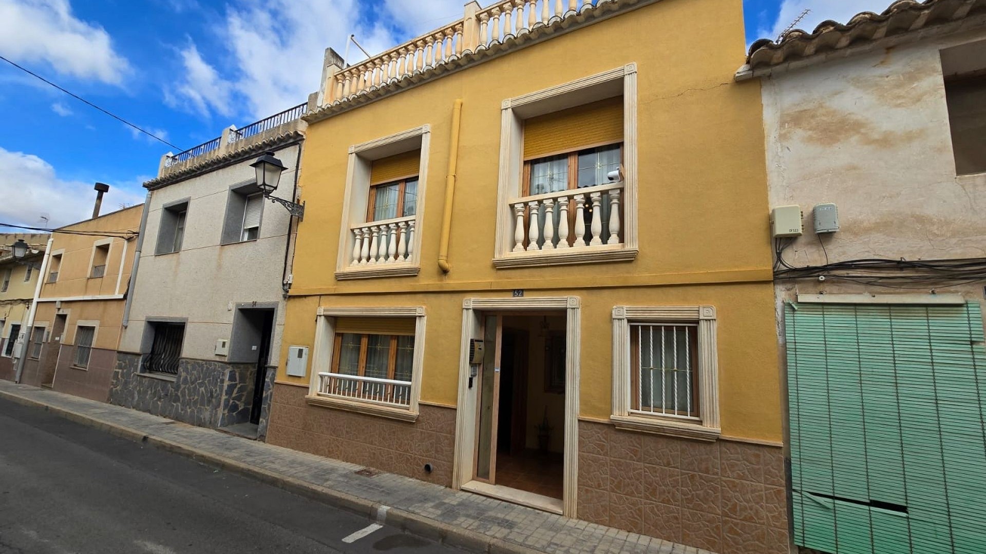 Videresalg - Byhus -
SAX