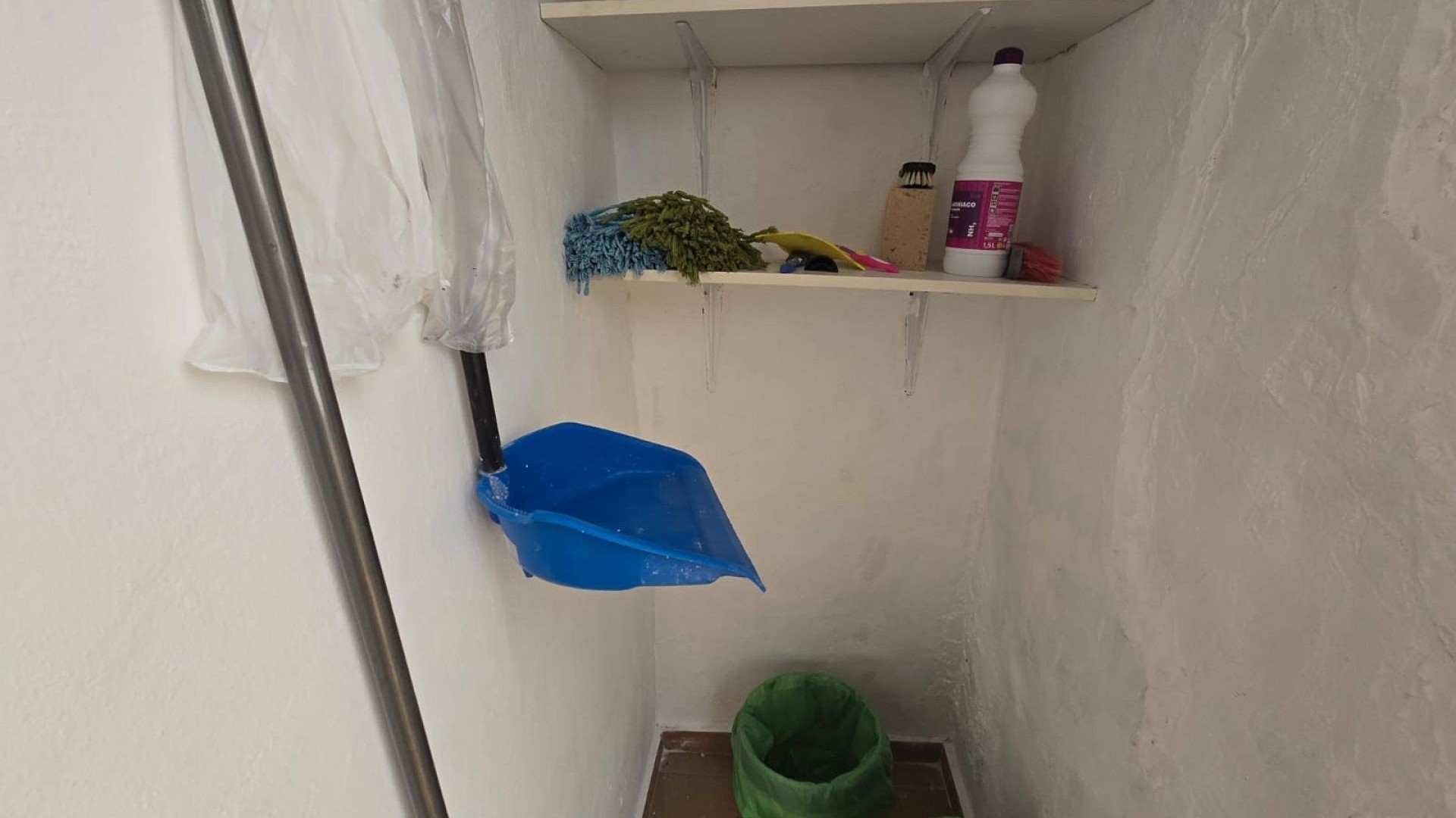 Videresalg - Byhus -
SAX