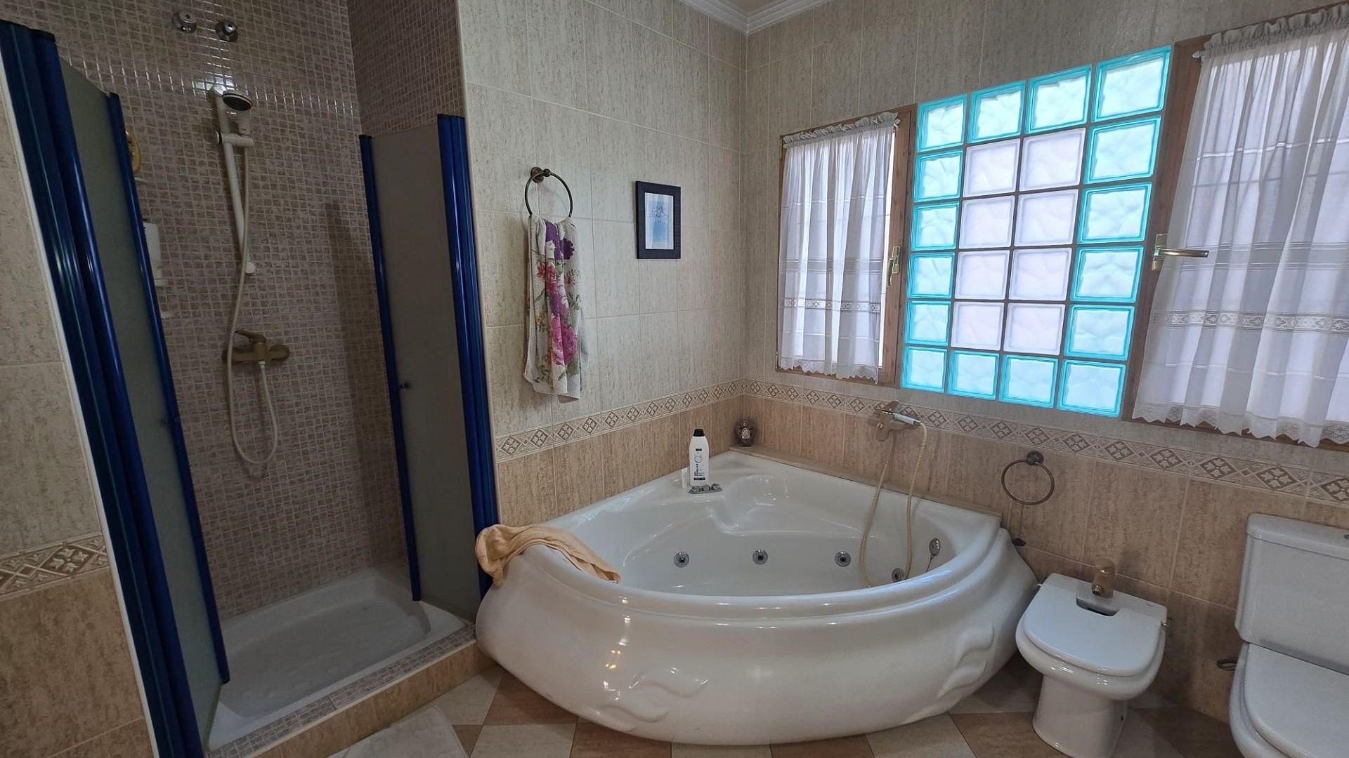 Videresalg - Byhus -
SAX