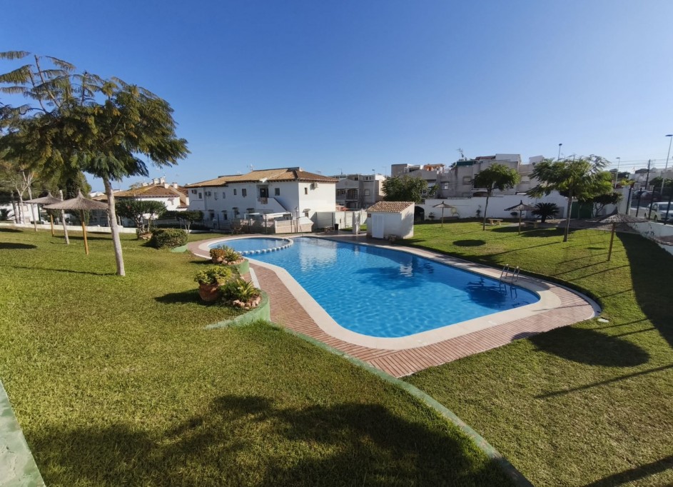 Videresalg - Byhus -
Torrevieja - Lago jardin