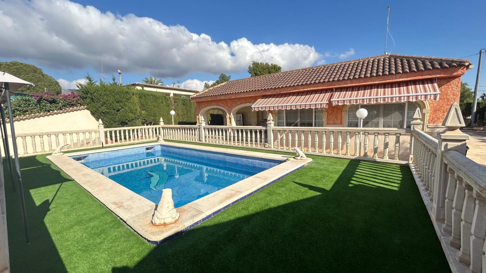 Videresalg - Finca landejendom -
Albatera