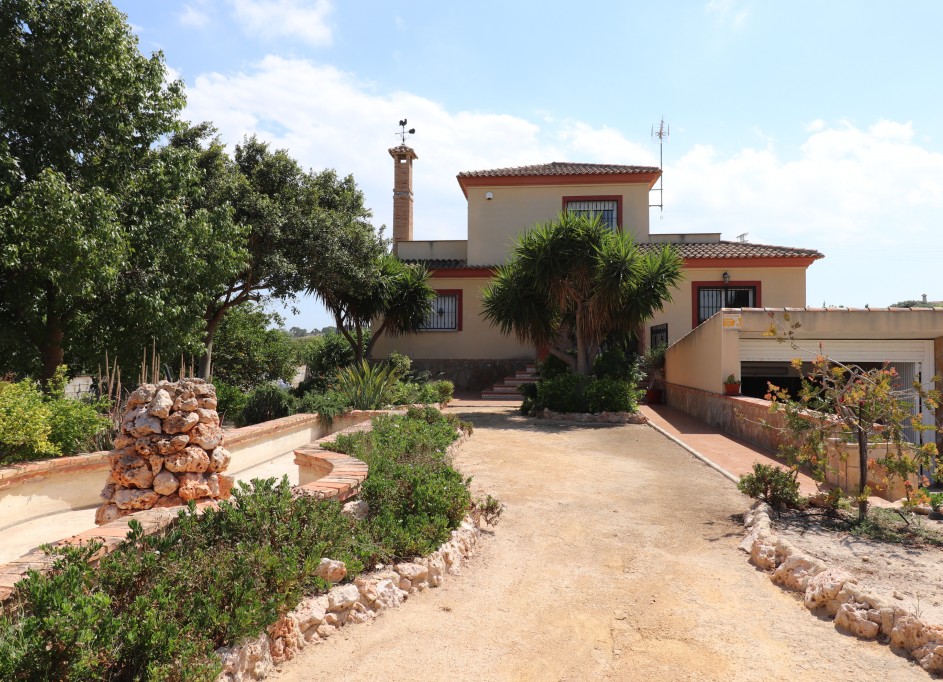 Videresalg - Finca landejendom -
Algorfa