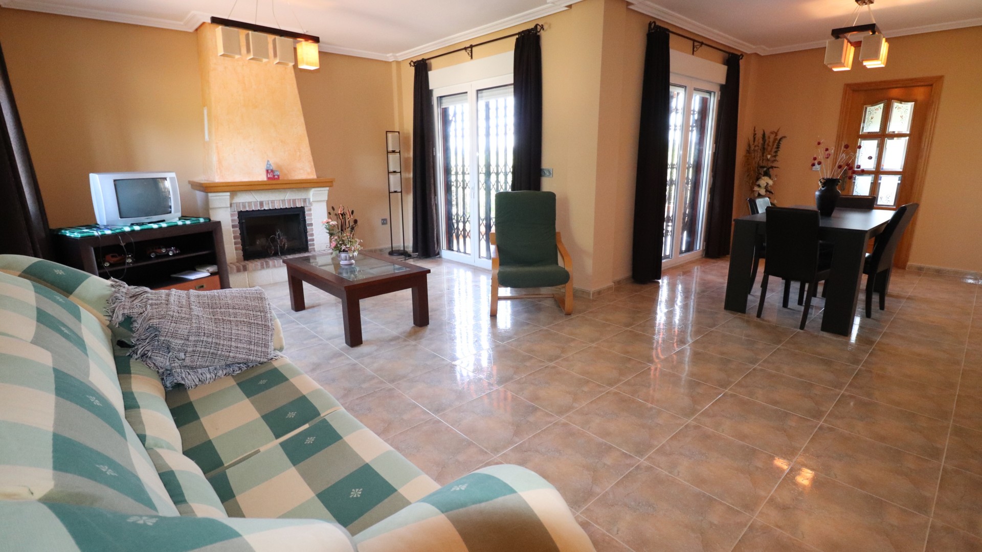 Videresalg - Finca landejendom -
Algorfa