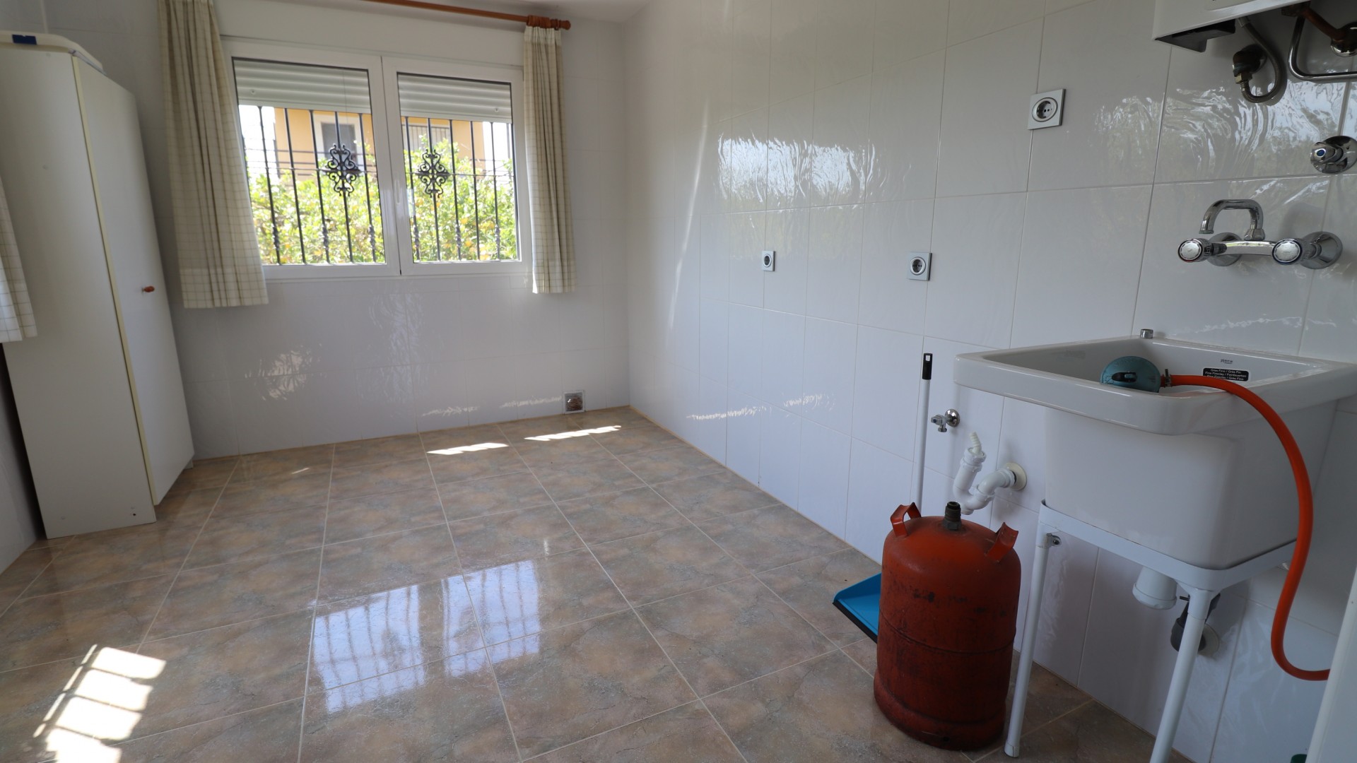 Videresalg - Finca landejendom -
Algorfa