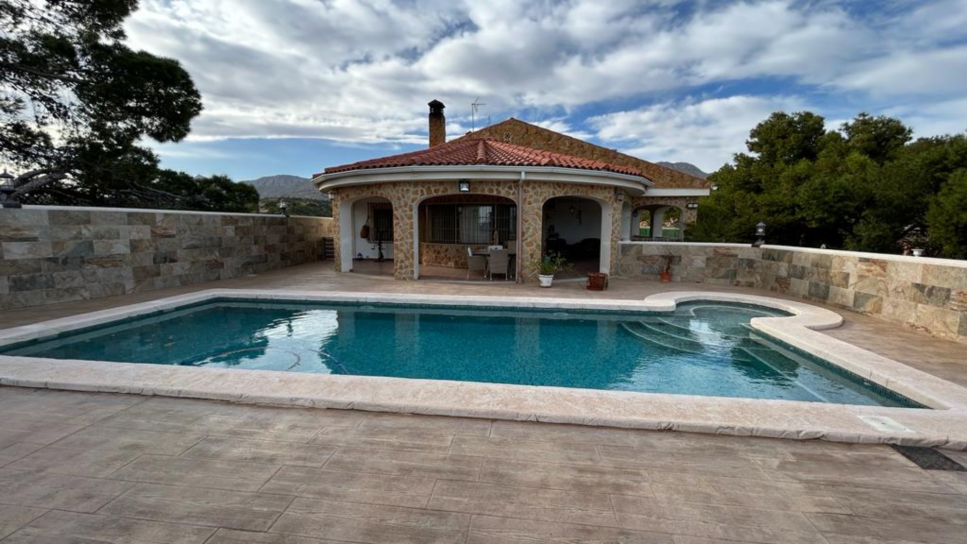 Videresalg - Finca landejendom -
Crevillente