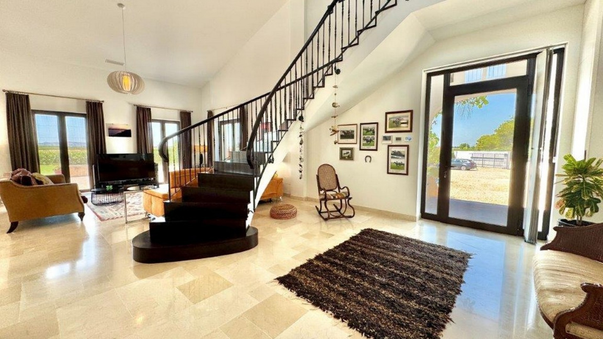 Videresalg - Finca landejendom -
Dolores