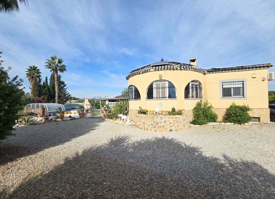 Videresalg - Finca landejendom -
Dolores